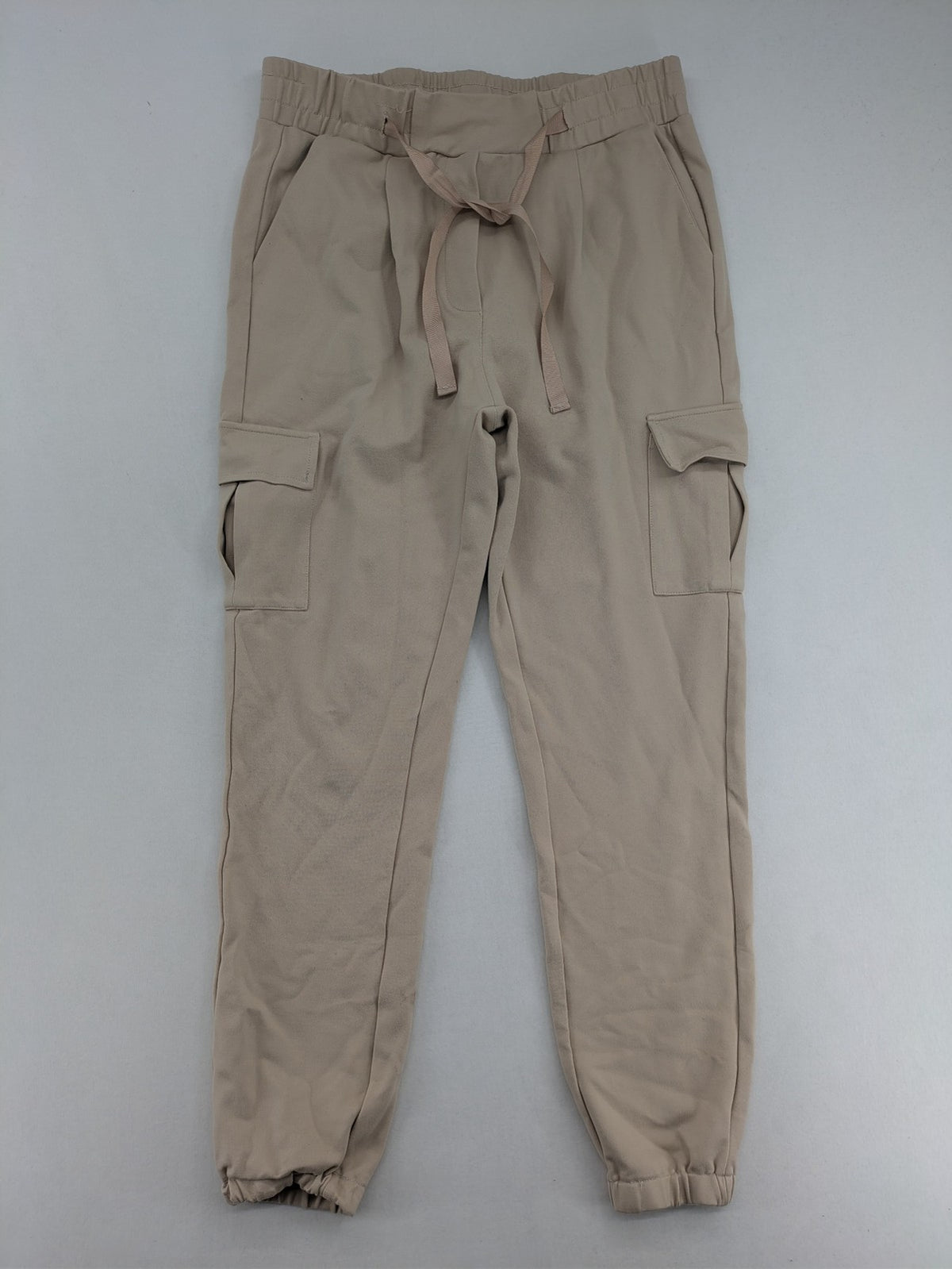 Señoritas Icon Deluxe beige jogger pants with elastic waistband and cargo pockets.