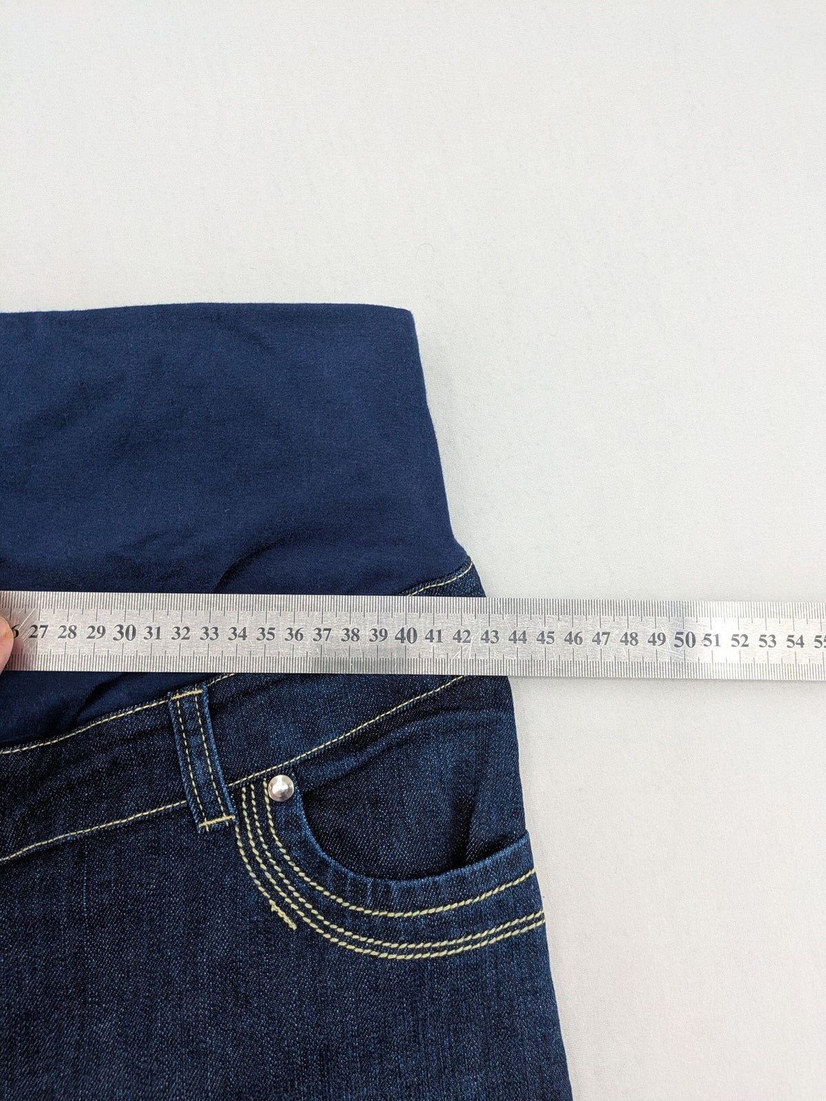 Damen blue bootcut maternity jeans with over-the-belly elastic waistband and classic wash.