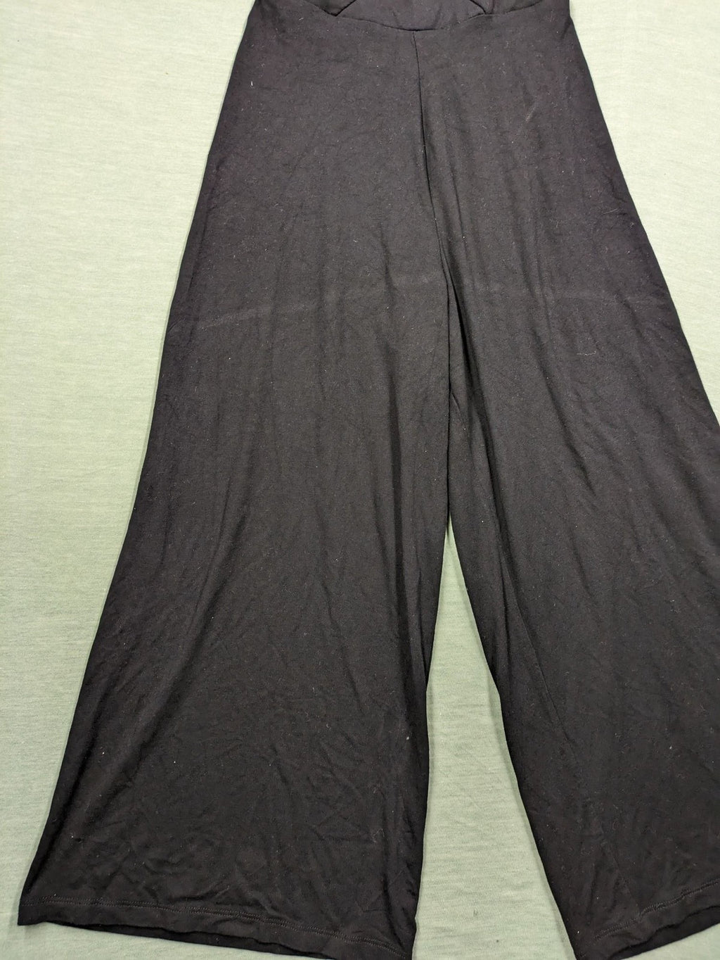 Amisu black jumpsuit with wide legs, spaghetti straps, and soft viscose fabric.