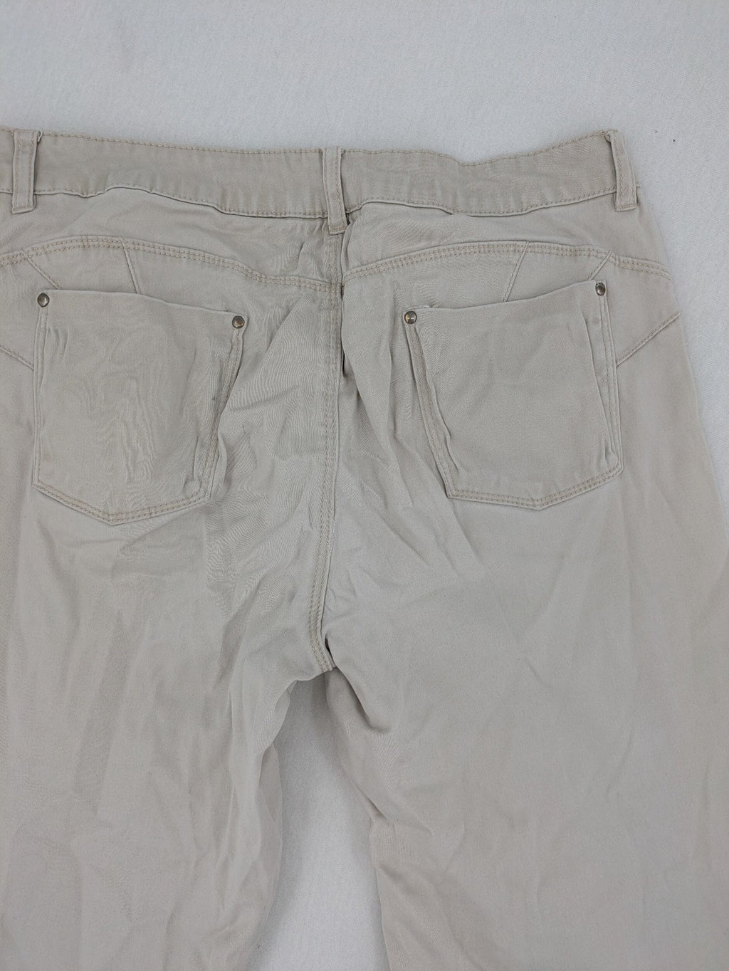 Flame beige chino pants with straight leg and classic button closure.