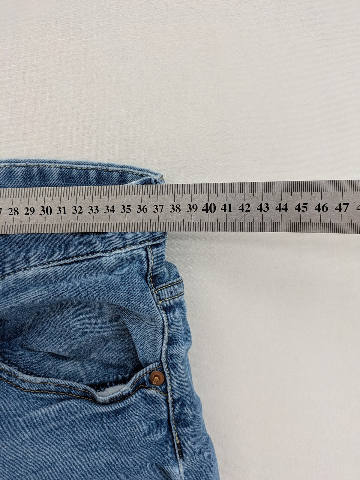 H&M blue skinny fit jeans with classic 5-pocket design and stretch cotton material.