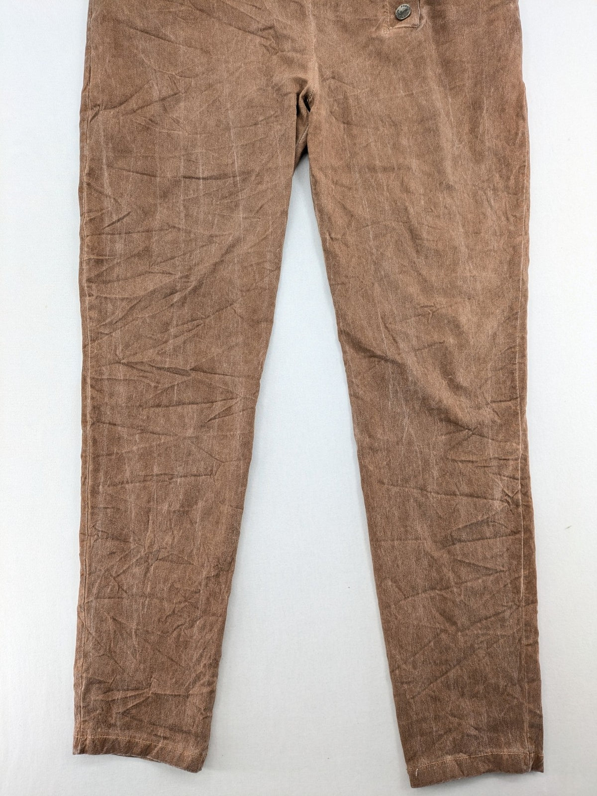 TREDY brown high-waist pants with decorative button placket and elastic waistband, soft knit texture.
