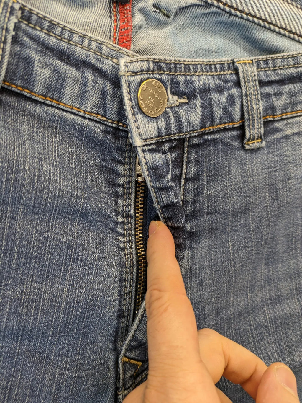 Atelier Gardeur blue straight jeans with five-pocket design and Superflex technology.