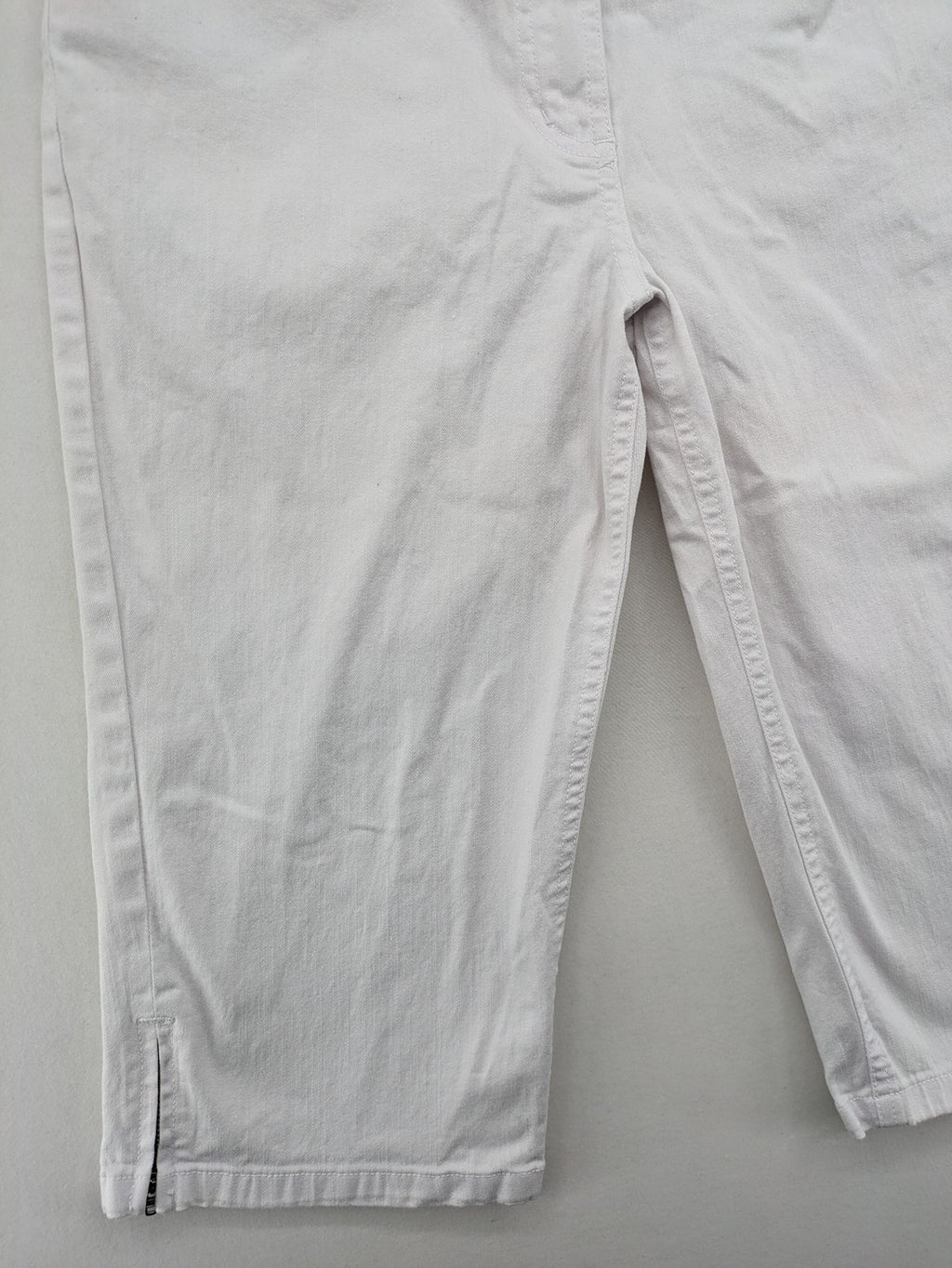 Canda white capri pants cotton-elastane blend with decorative zippers and stylish pockets.