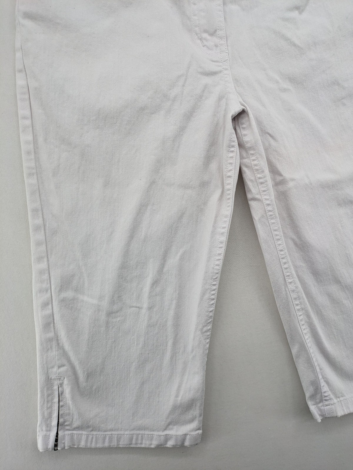 Canda white capri pants cotton-elastane blend with decorative zippers and stylish pockets.