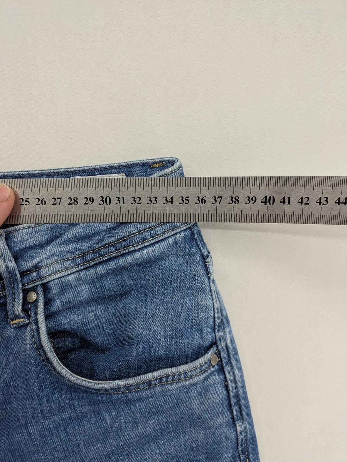 Pepe Jeans blue mom fit jeans high waist with Wiser Wash technology and carrot cut.