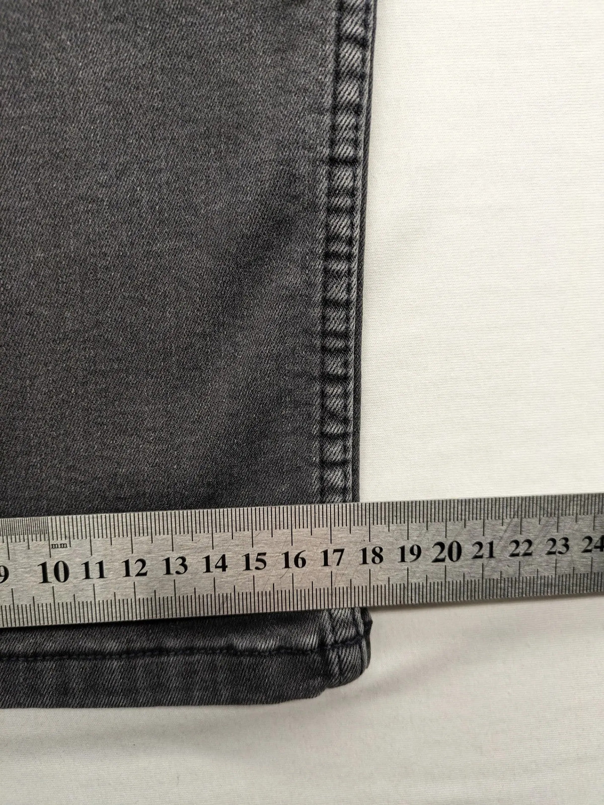 Mustang straight jeans grey washed look with classic 5-pocket design and zipper.