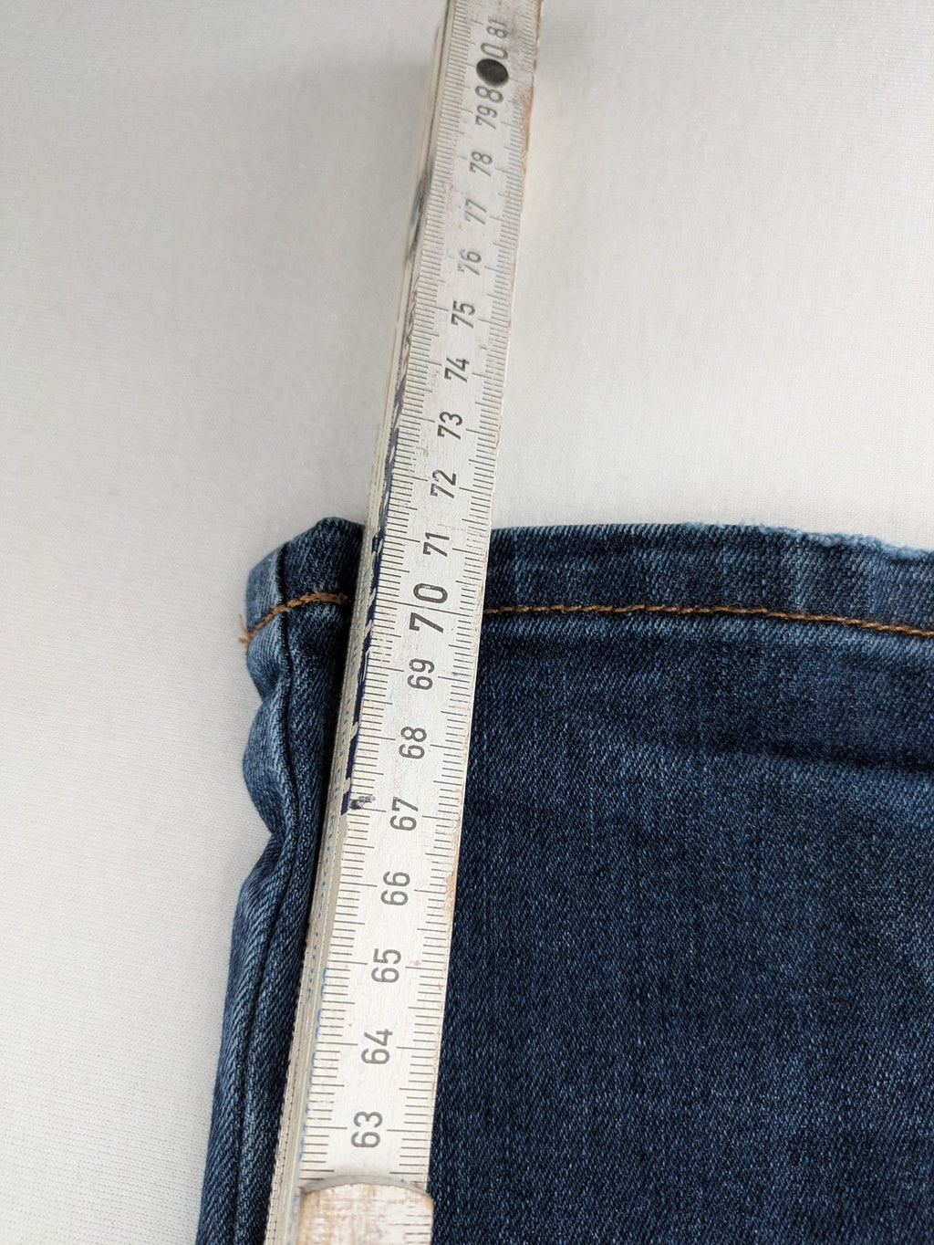 Wrangler straight jeans blue with iconic "W" stitching on back pockets.