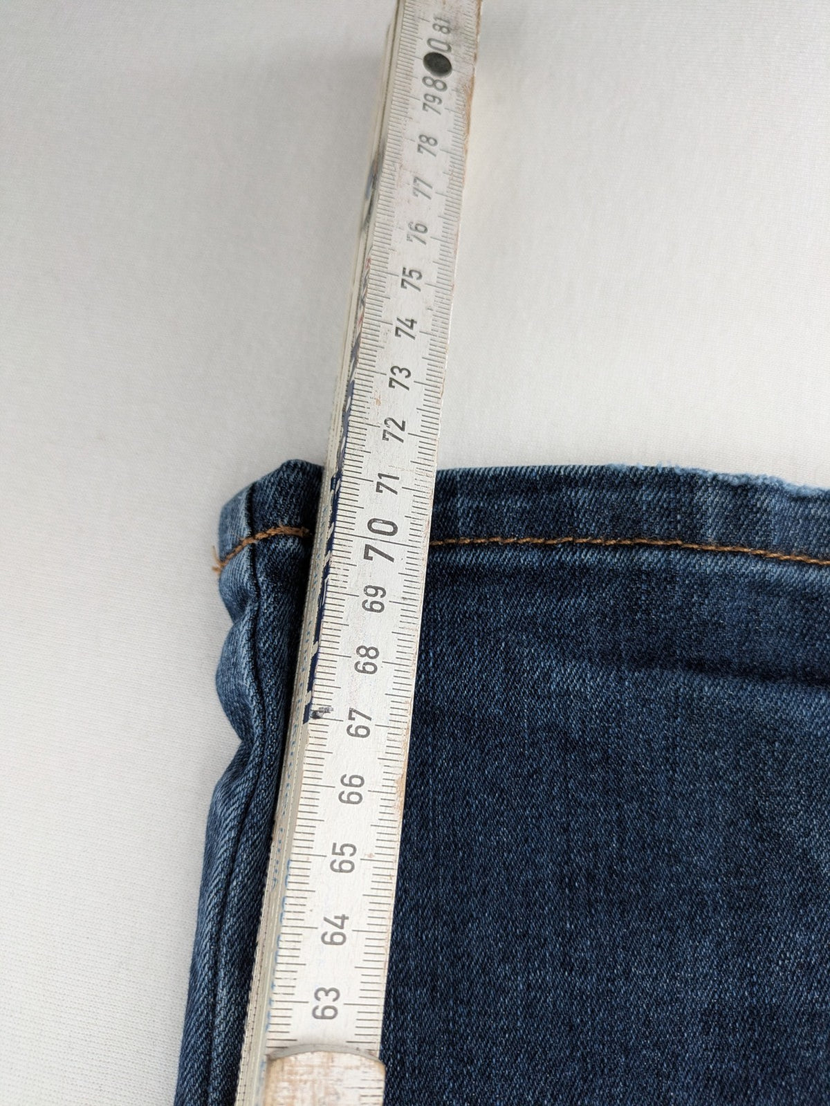 Wrangler straight jeans blue with iconic "W" stitching on back pockets.