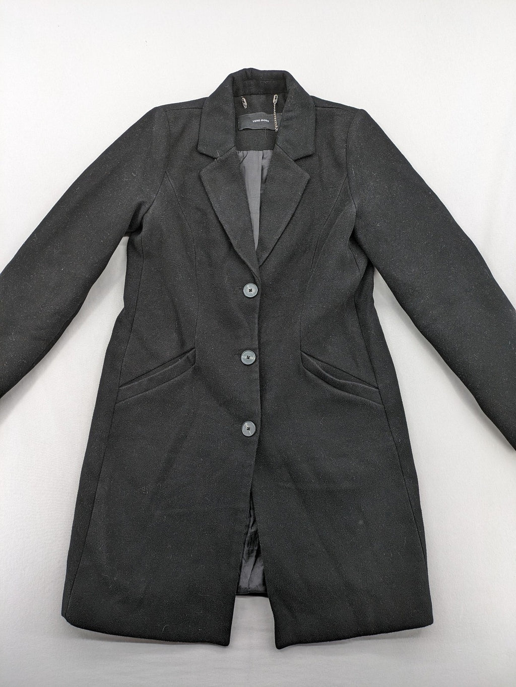Vero Moda grey coat with classic lapel collar and button front, featuring two front pockets.
