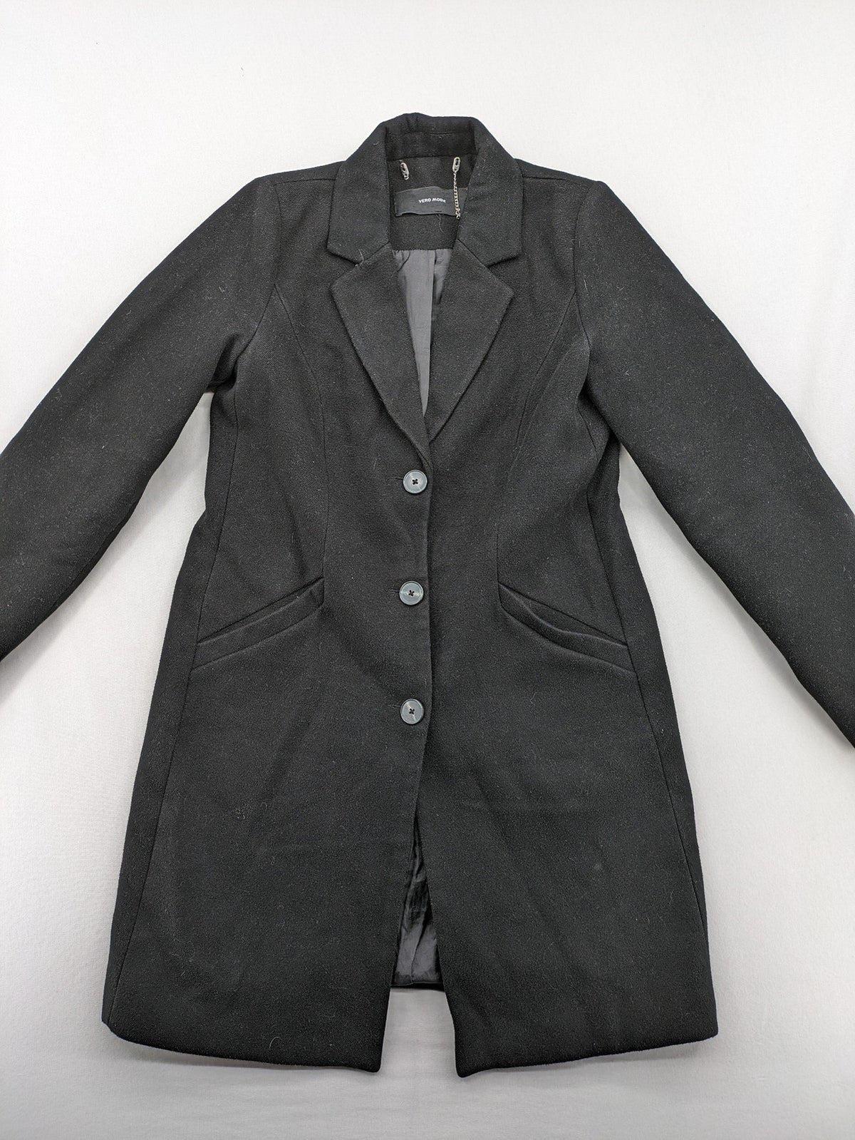 Vero Moda grey coat with classic lapel collar and button front, featuring two front pockets.