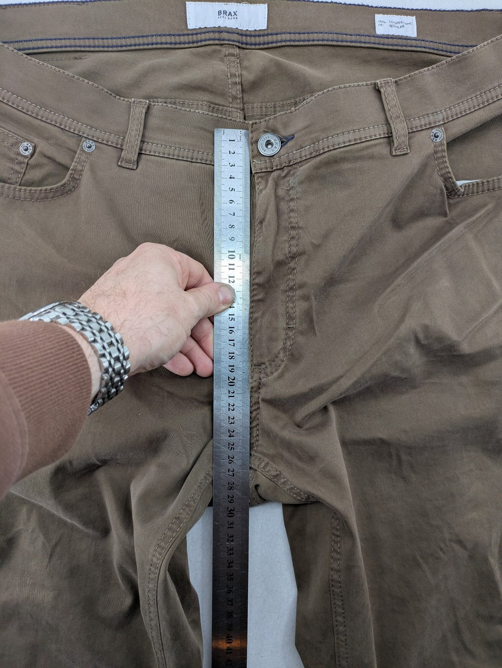 BRAX khaki chinos Cooper Fancy regular fit soft cotton blend with logo detail.