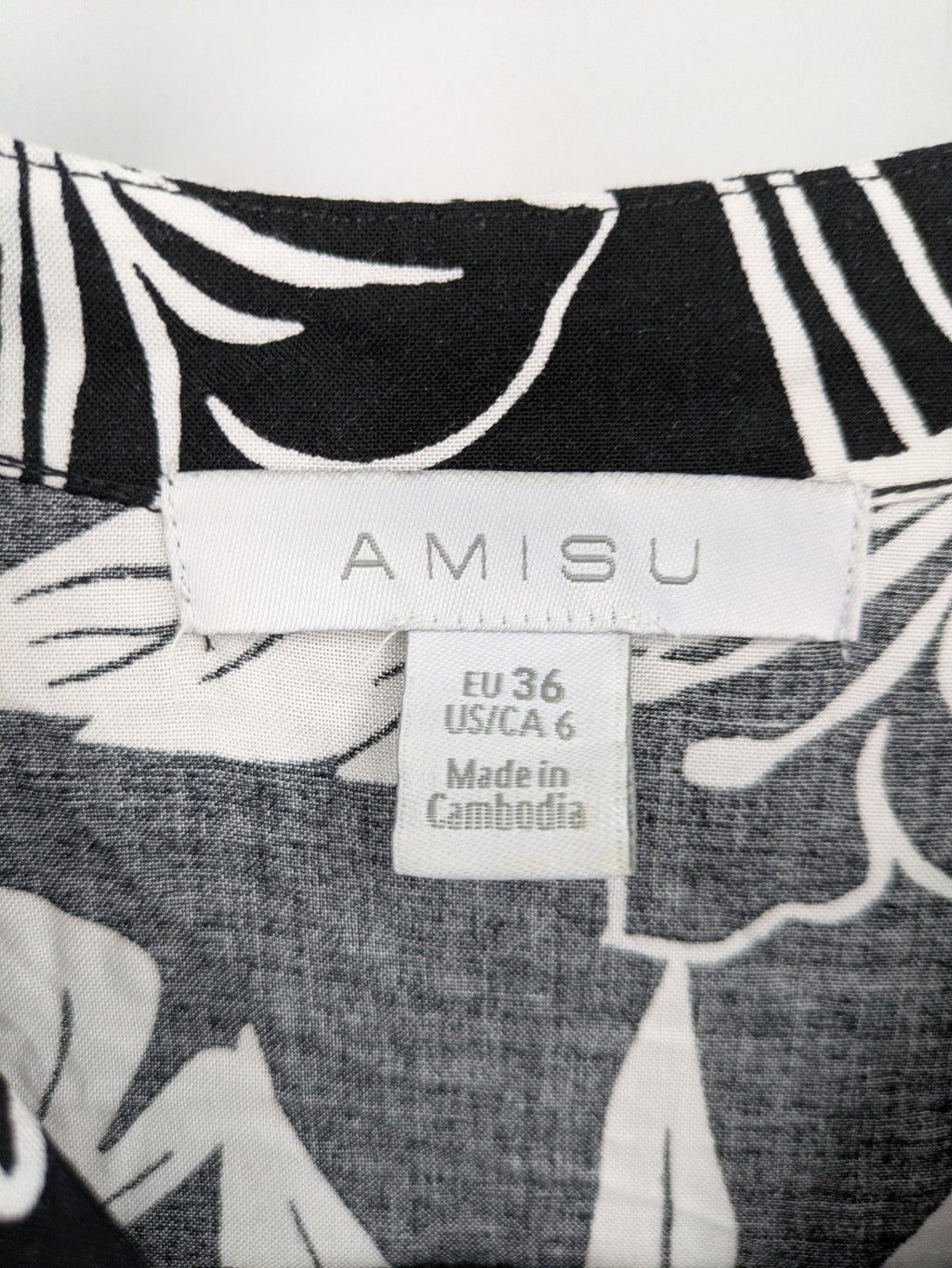 Amisu black and white floral midi dress, lightweight viscose, V-neck, 3/4 sleeves.