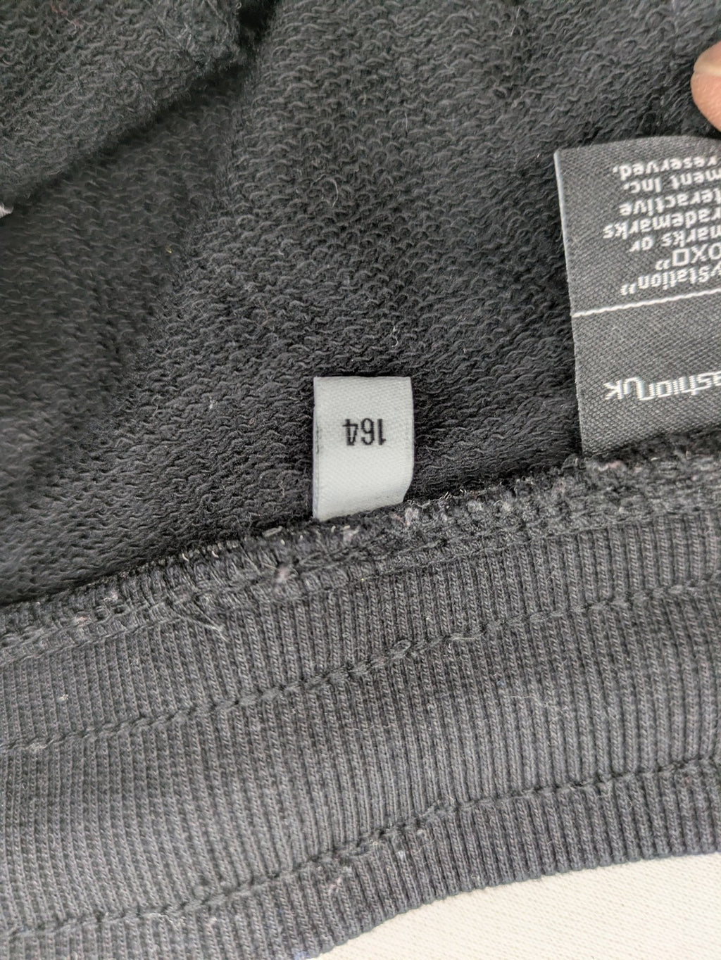 Baumwolle black pants with PlayStation logo tape, elastic waistband, cotton material.