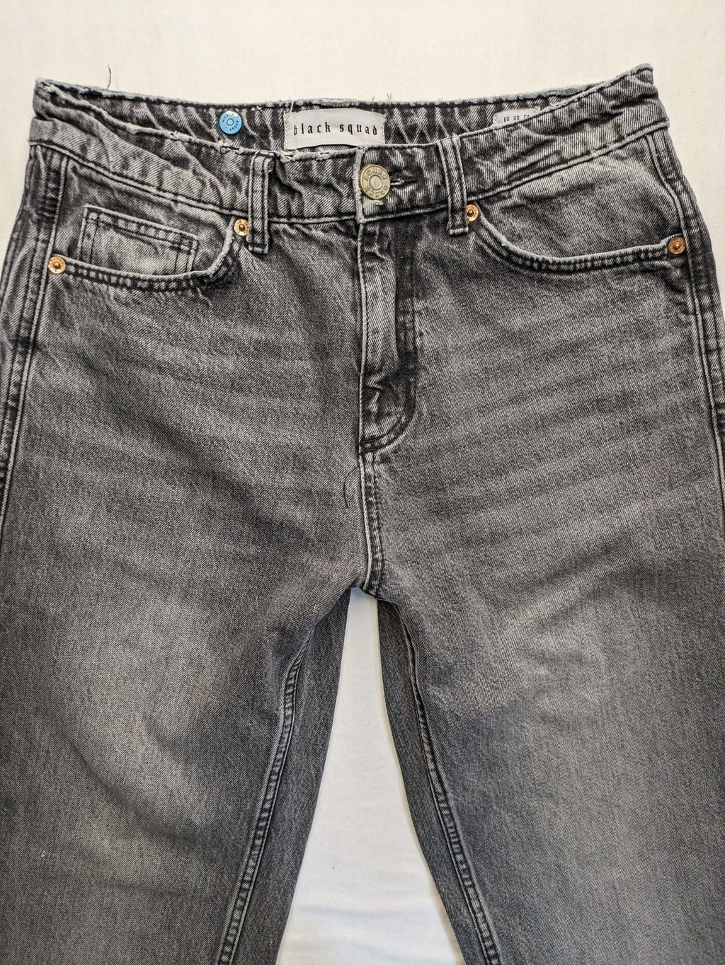 Retro black straight jeans washed denim vintage look with baggy fit and distressed details.