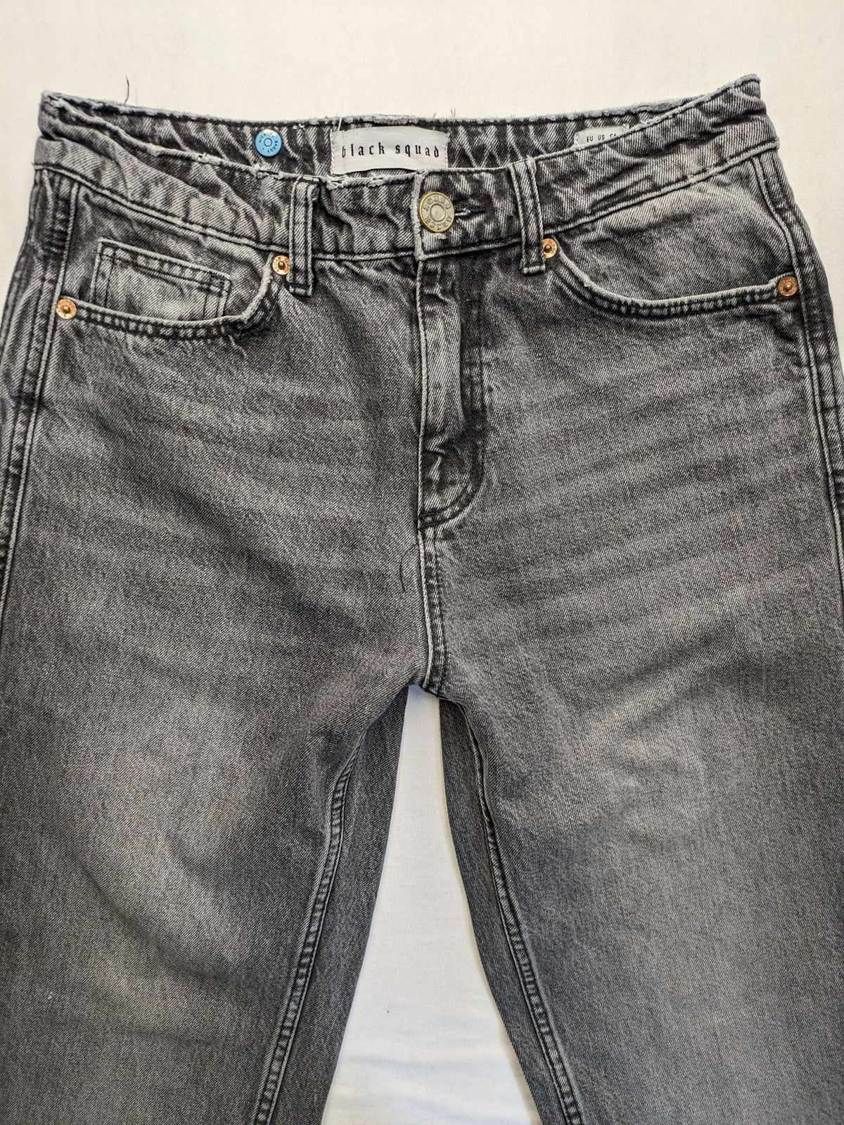 Retro black straight jeans washed denim vintage look with baggy fit and distressed details.