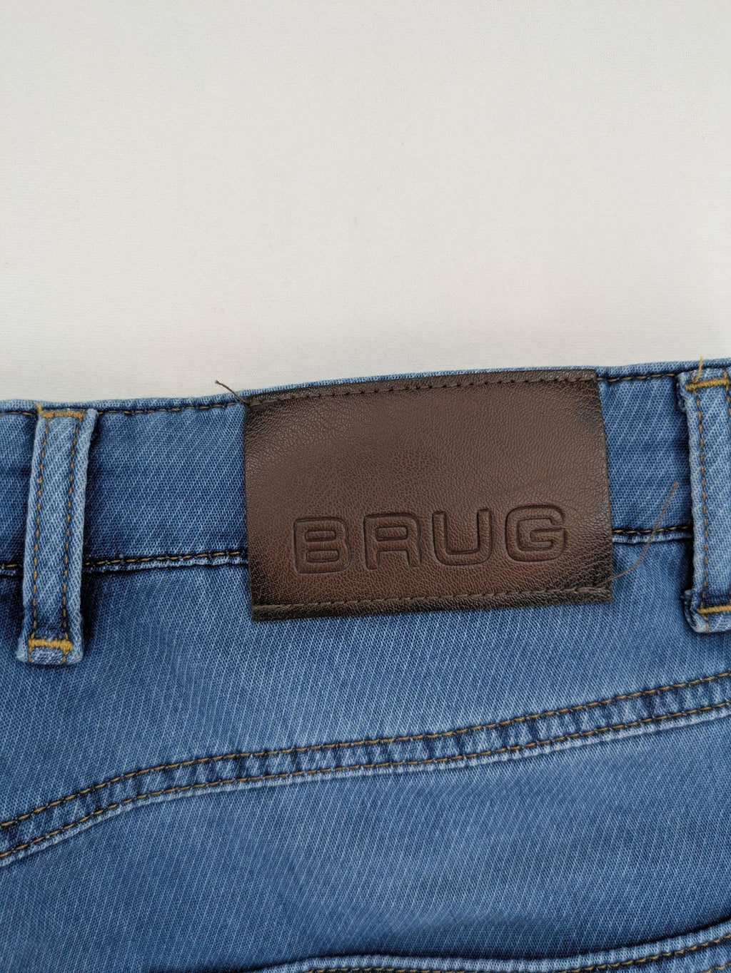 Herren blue denim cargo shorts with adjustable drawstring and multiple buttoned side pockets.