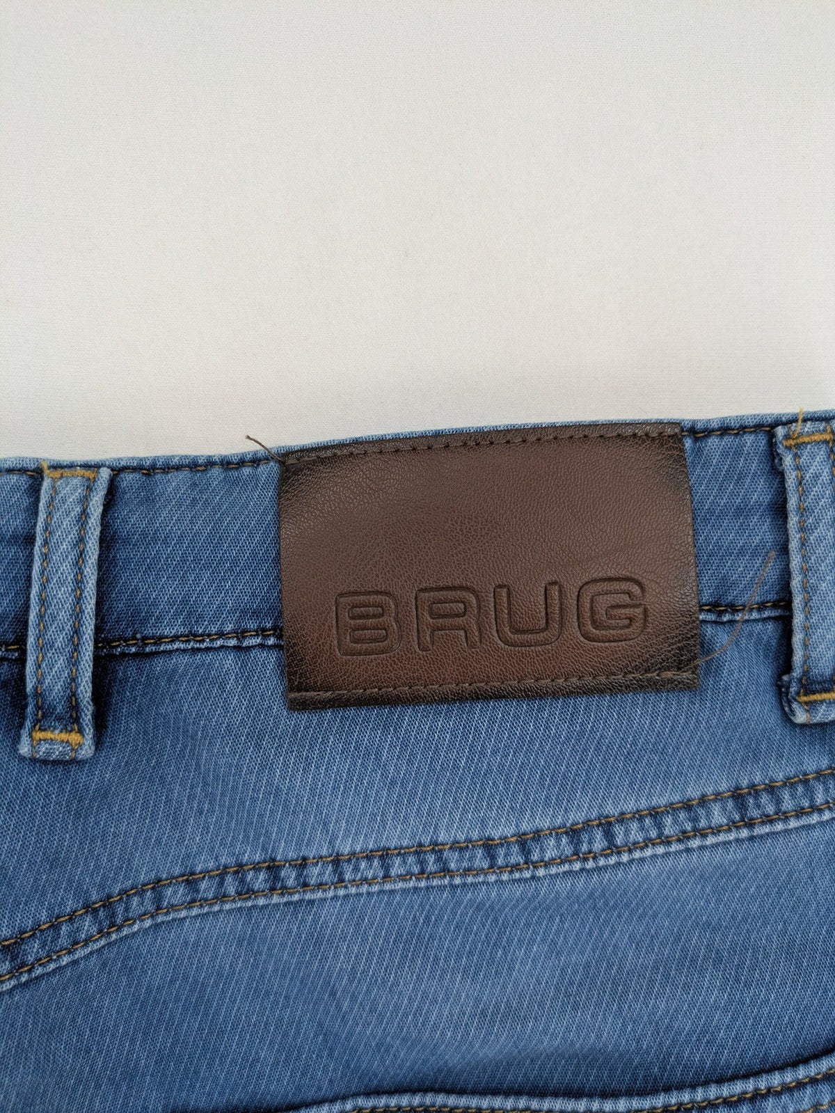 Herren blue denim cargo shorts with adjustable drawstring and multiple buttoned side pockets.