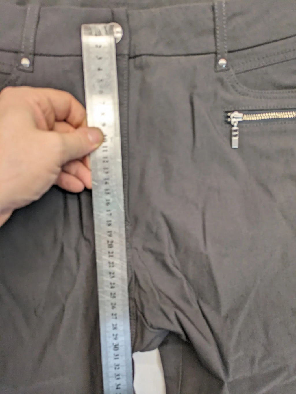 Elegante multi pants grey leopard print side stripes, stretchy material with pockets.