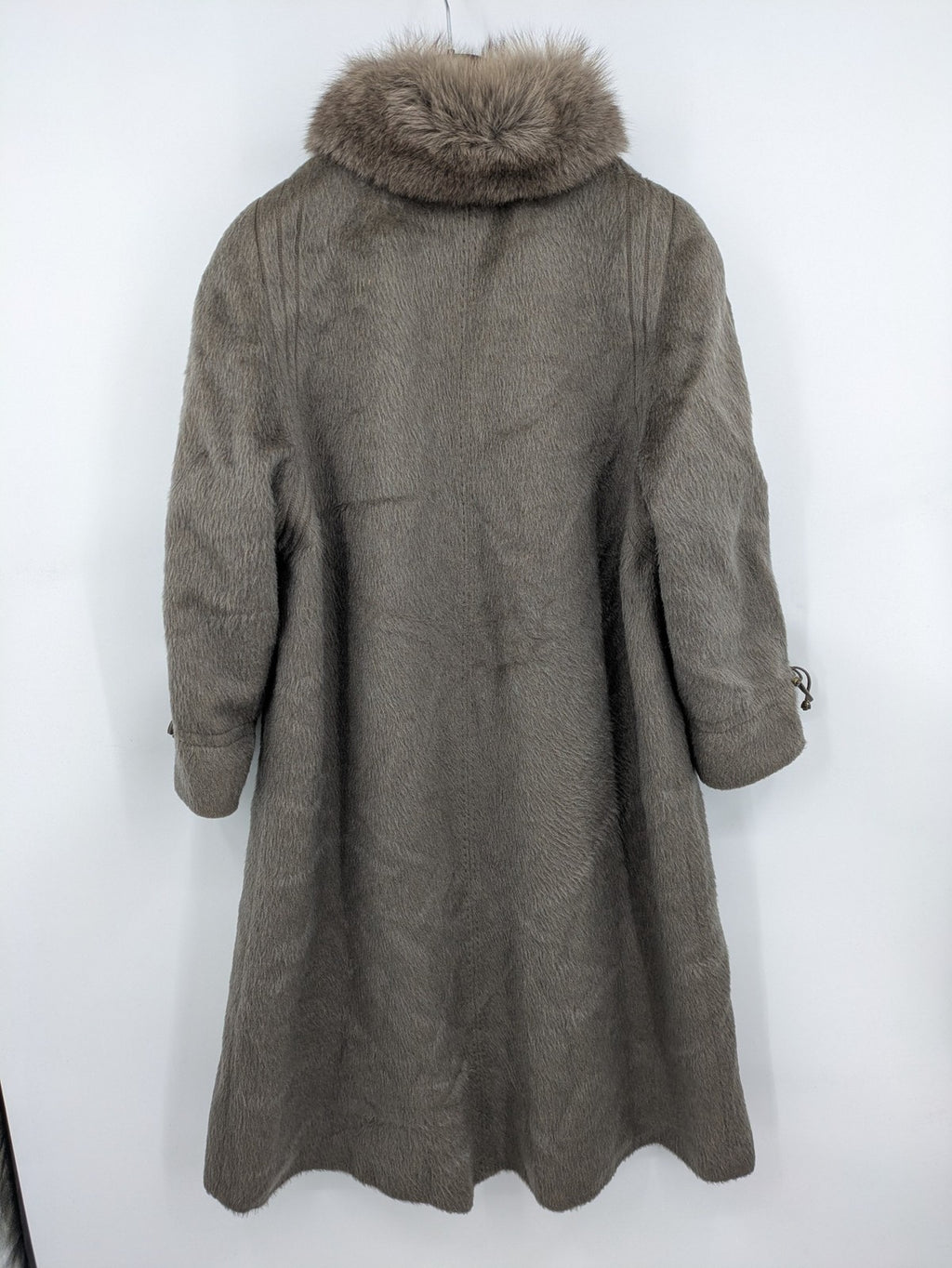 Lama brown vintage coat with fur collar, textured llama-mohair blend, elegant silhouette.