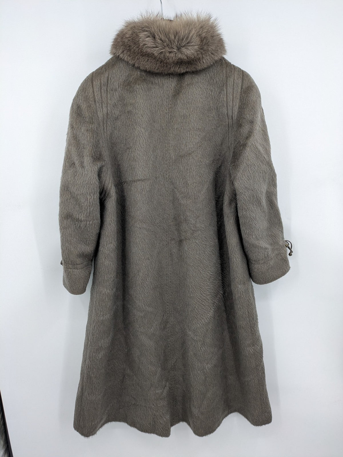 Lama brown vintage coat with fur collar, textured llama-mohair blend, elegant silhouette.