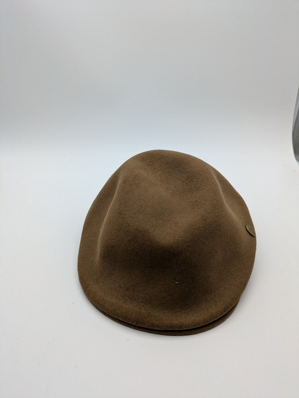 Guerra 1853 brown flatcap classic style with side metal logo and felt material.