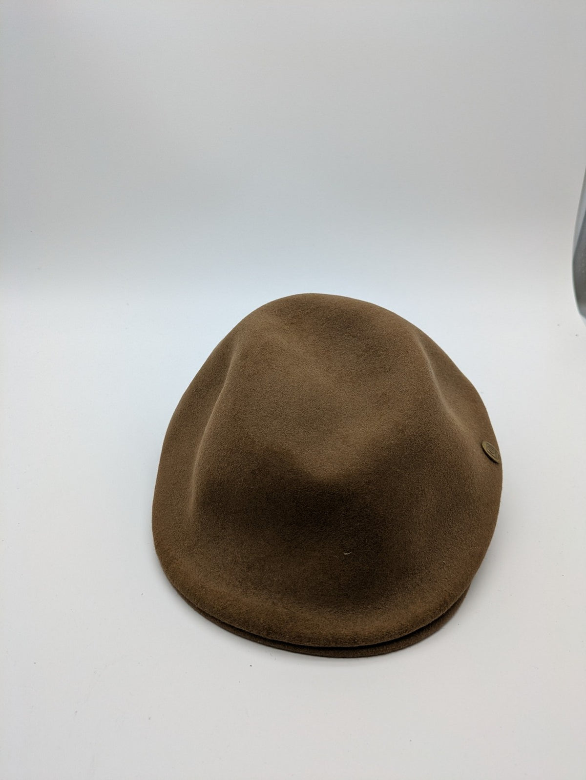 Guerra 1853 brown flatcap classic style with side metal logo and felt material.