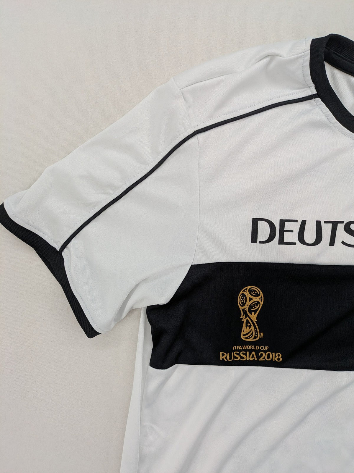 Deutschland FIFA WM 2018 Trikot weiß mit gesticktem Wappen und Nummer 10.