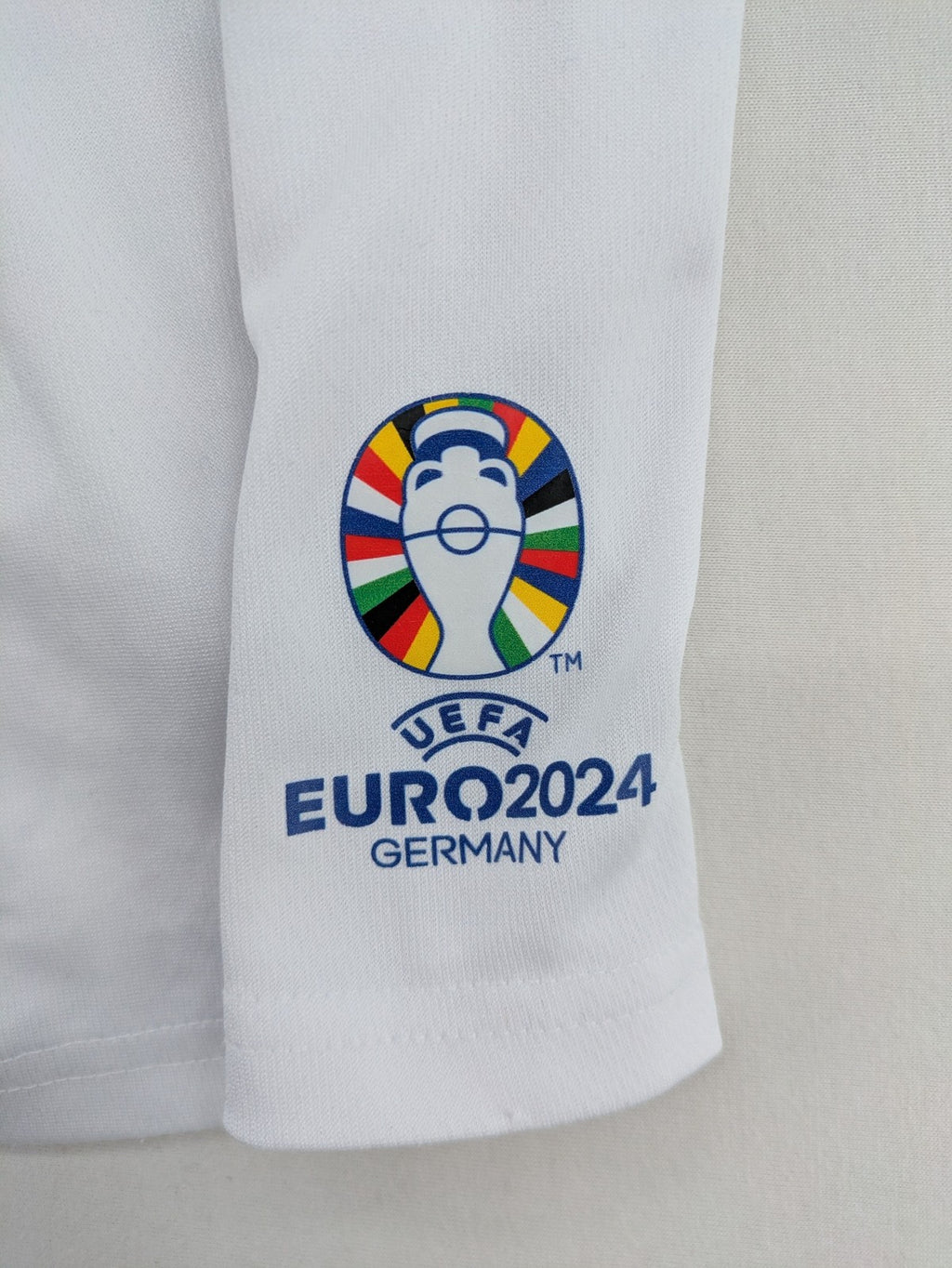 UEFA EURO 2024 white shorts with Germany crest and logo, elastic waistband, breathable material.