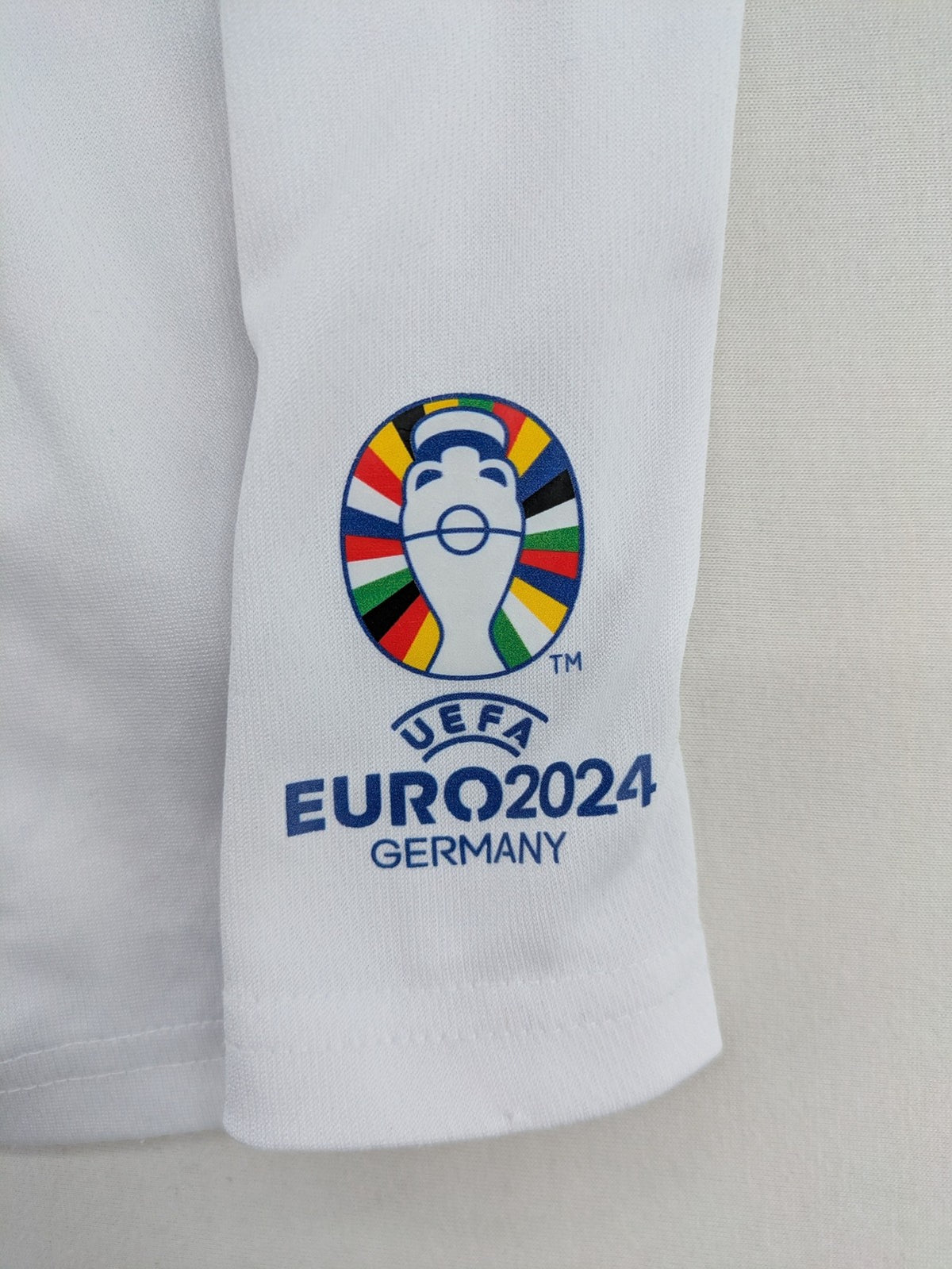 UEFA EURO 2024 white shorts with Germany crest and logo, elastic waistband, breathable material.