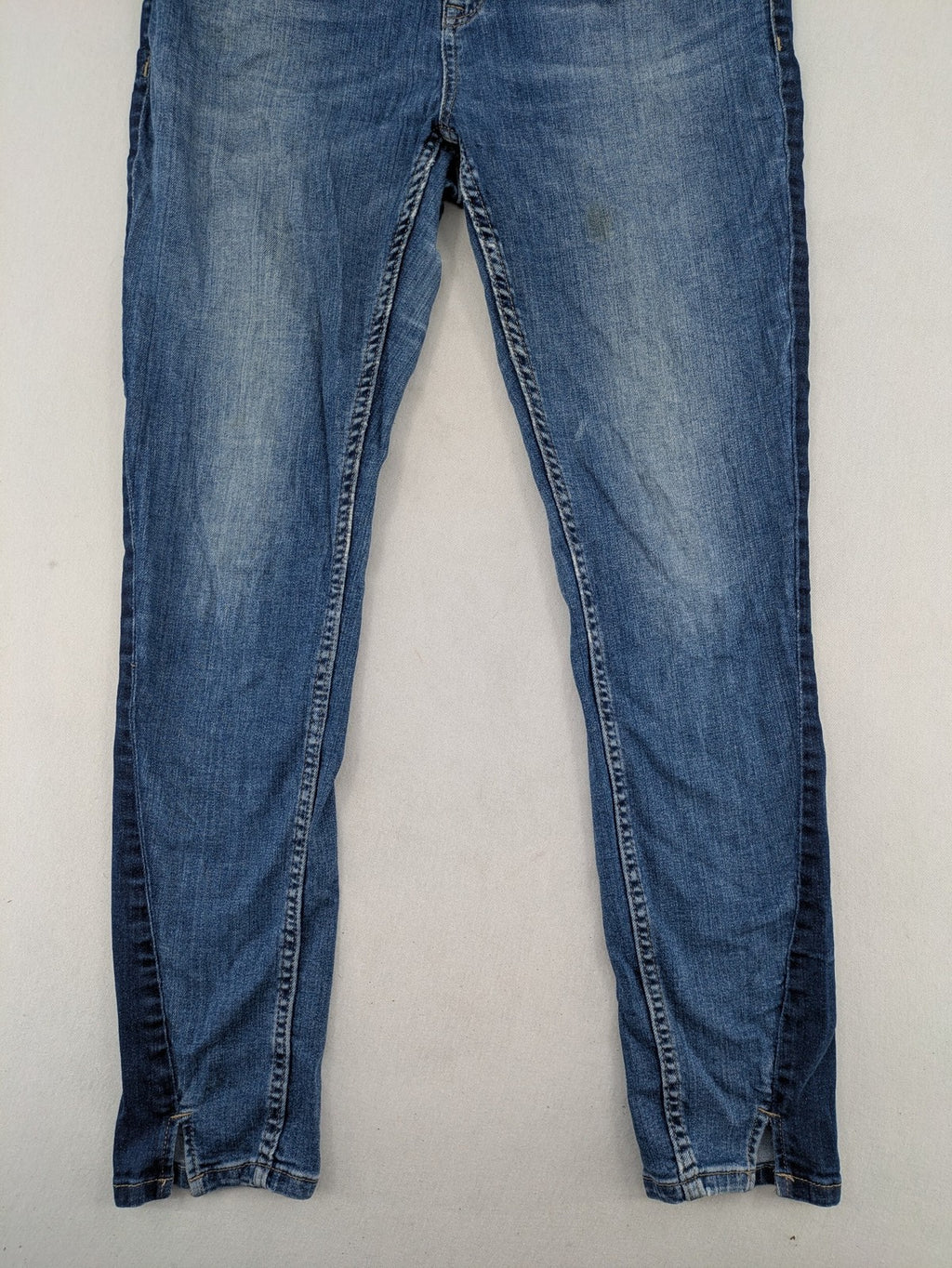 Yessica blue skinny jeans with two-tone side stripe and classic five-pocket design.