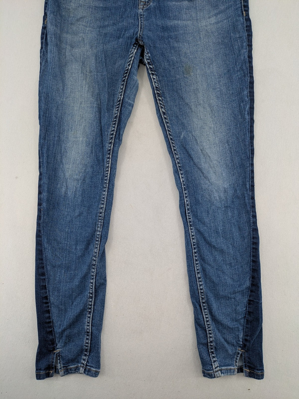Yessica blue skinny jeans with two-tone side stripe and classic five-pocket design.