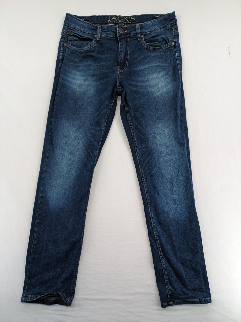 Jack's blue tapered jeans with light wash, 98% cotton, 2% elastane blend.