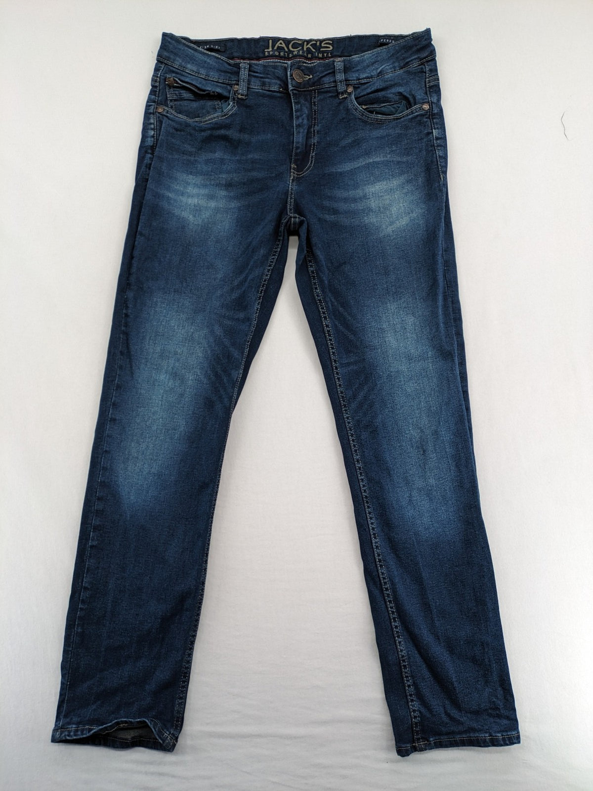 Jack's blue tapered jeans with light wash, 98% cotton, 2% elastane blend.