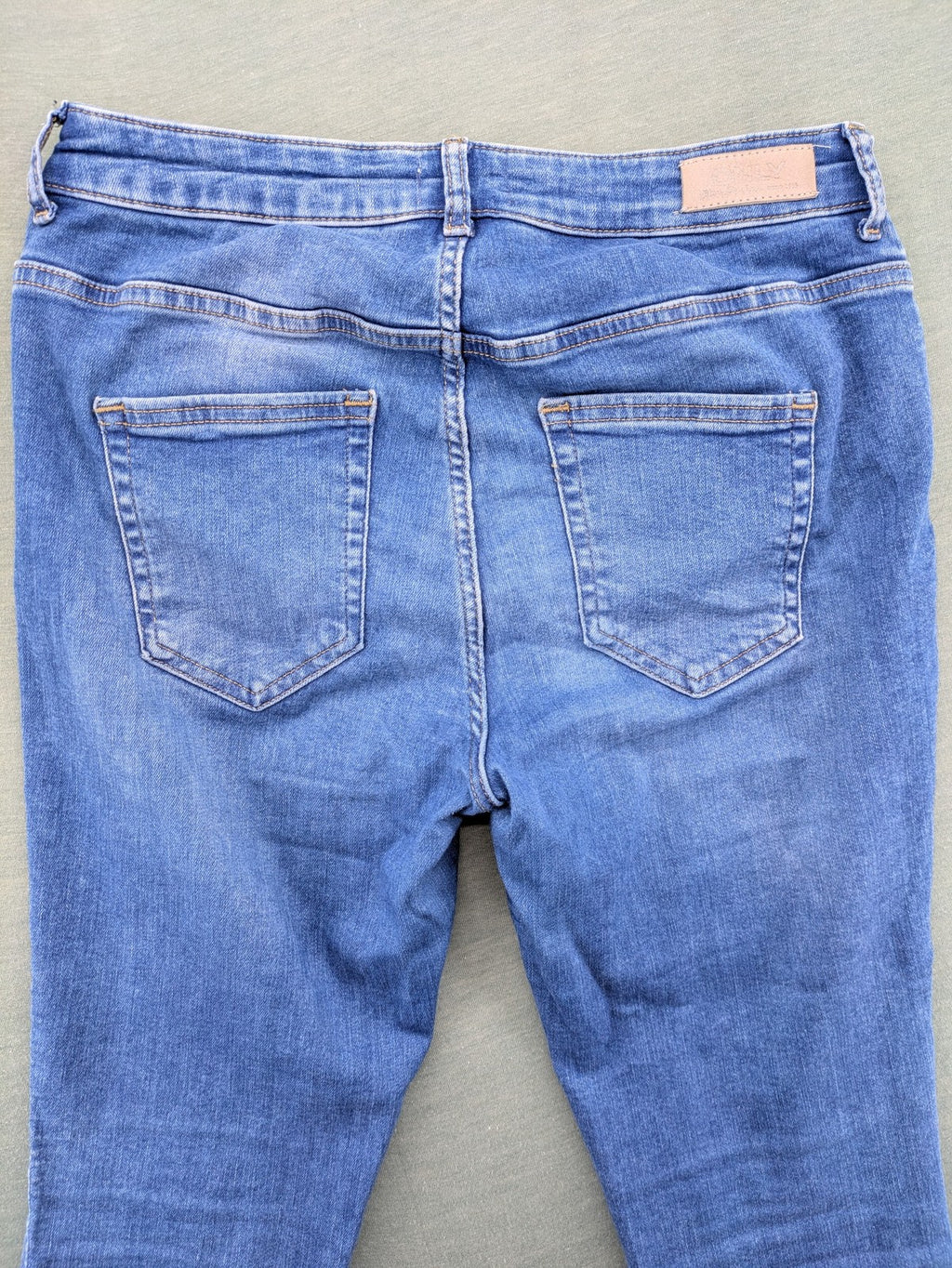 ONLY blue skinny jeans with frayed raw hem and classic 5-pocket design.