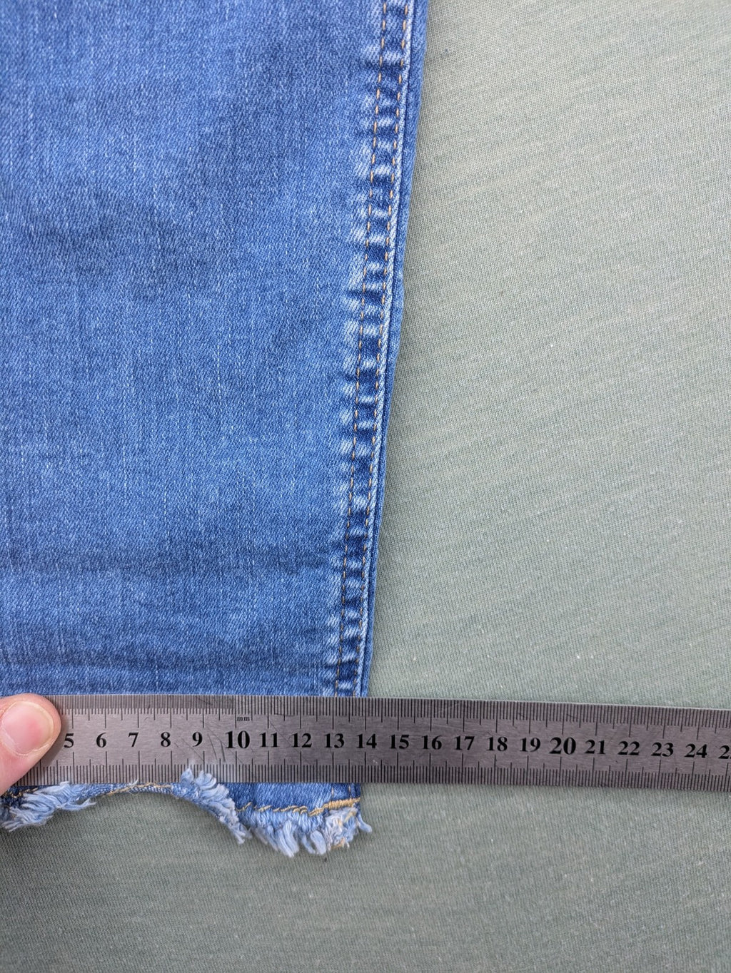 ONLY blue skinny jeans with frayed raw hem and classic 5-pocket design.