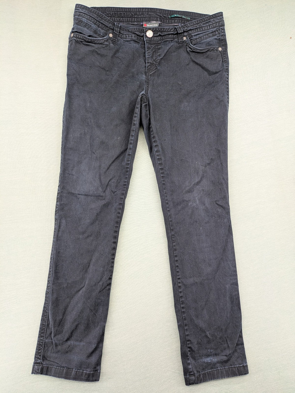 Street One grey slim fit pants with classic 5-pocket style and mid-rise waist.