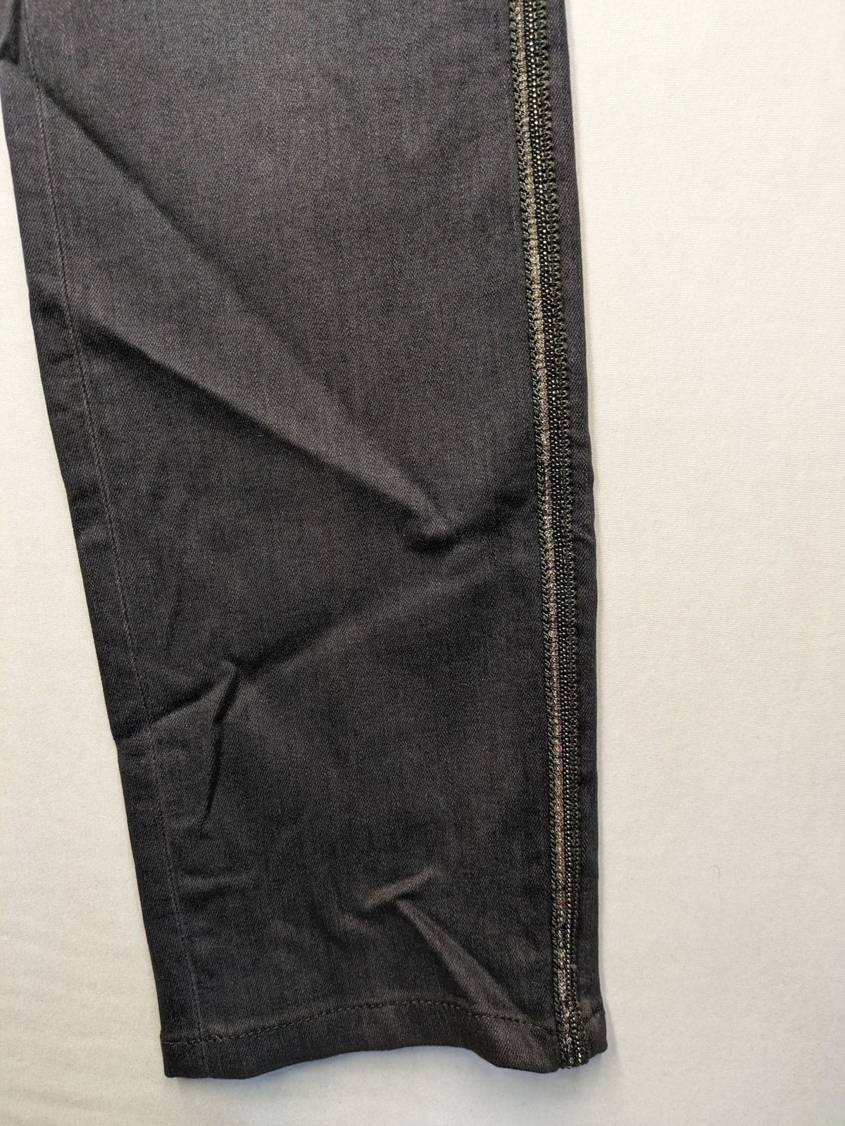 BRAX straight jeans grey with pearl detailing on outer seams, five-pocket style.