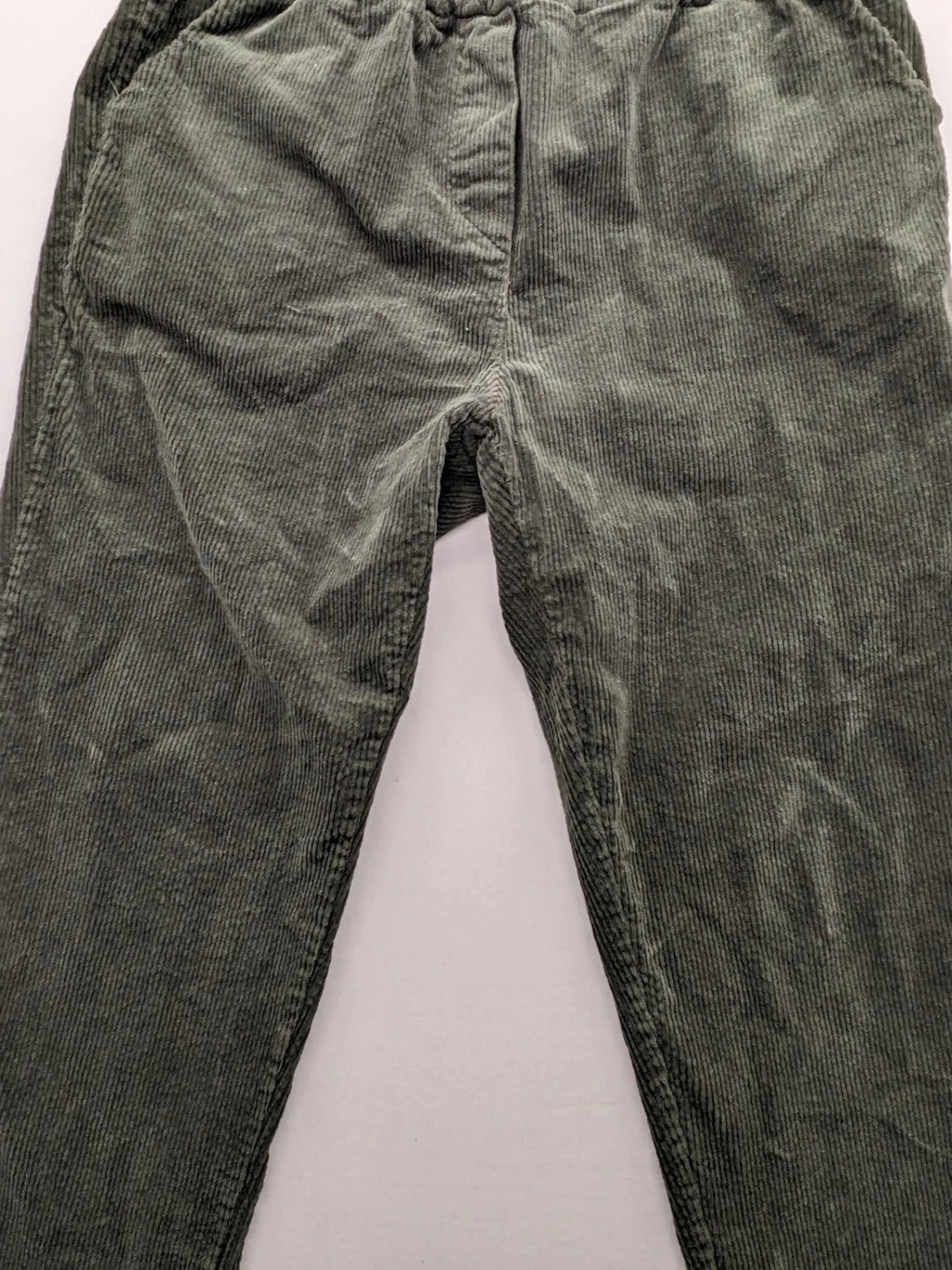Baumwolle green cord pants with pull-on design and comfortable elastic waistband.