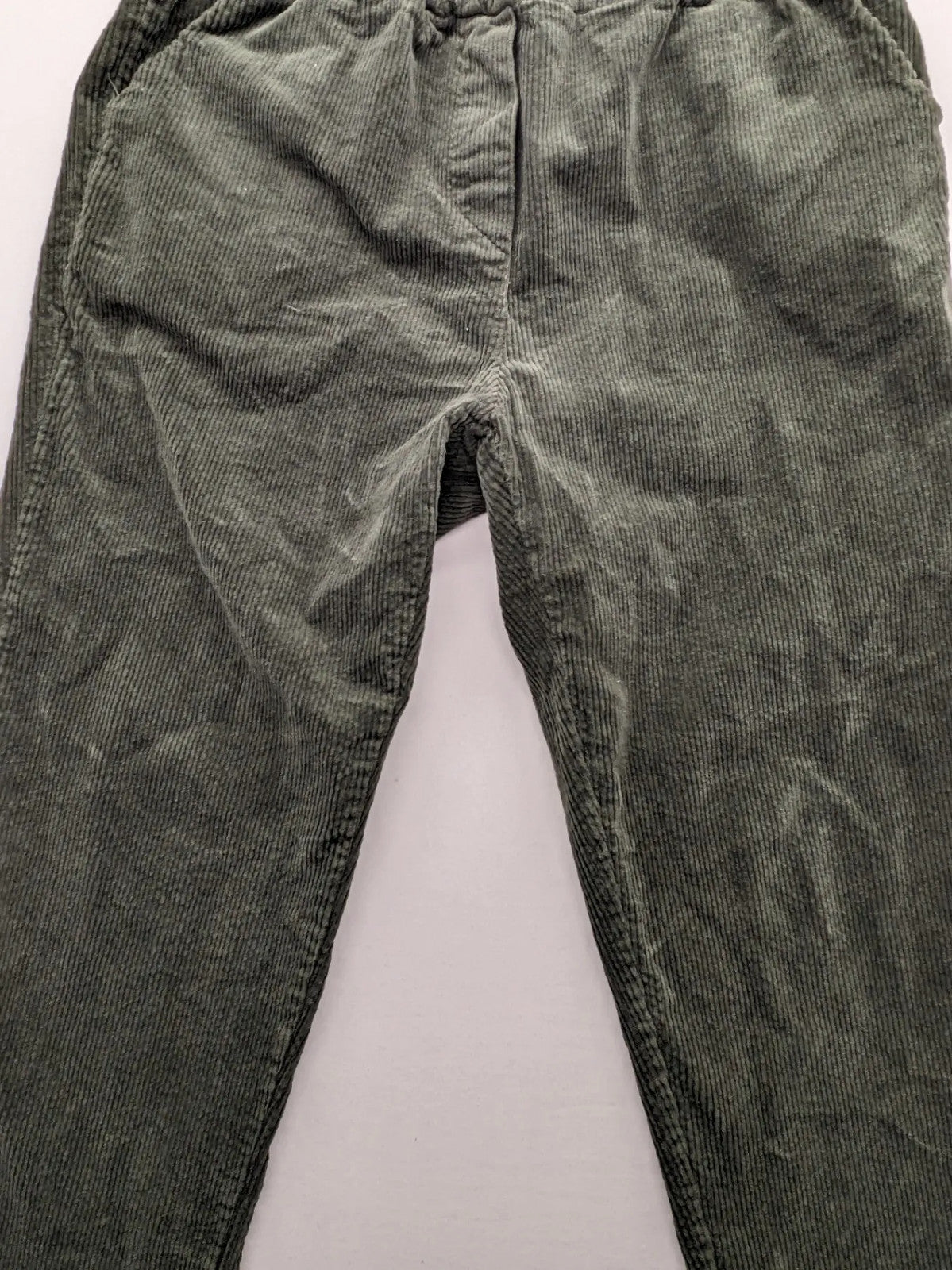 Baumwolle green cord pants with pull-on design and comfortable elastic waistband.