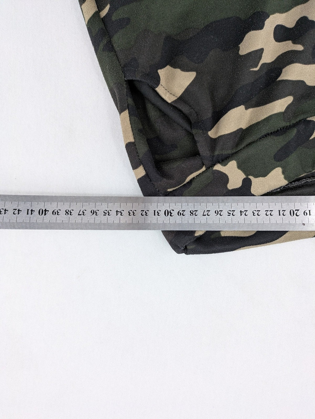 Cargo hunting & tactical pants beige cream camouflage pattern with side pockets and elastic cuffs.