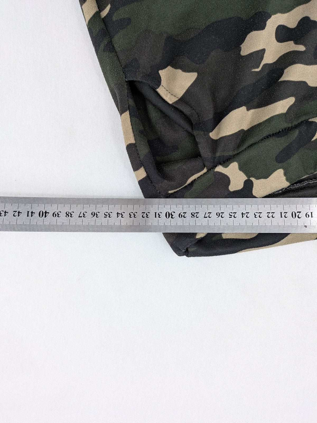 Cargo hunting & tactical pants beige cream camouflage pattern with side pockets and elastic cuffs.