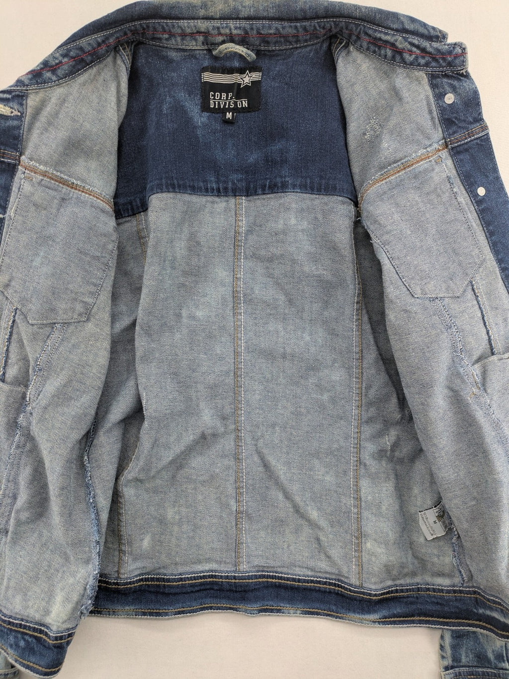 Baumwolle blue denim trucker jacket acid wash with button closure and chest pockets.