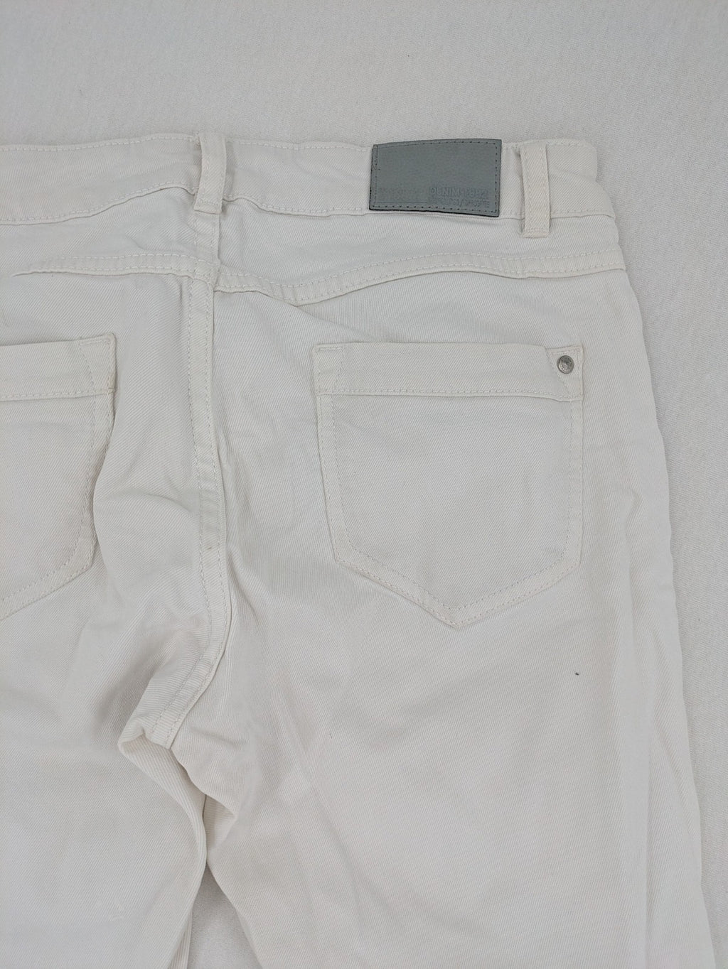 Denim 1982 white skinny jeans with distressed details and classic 5-pocket design.