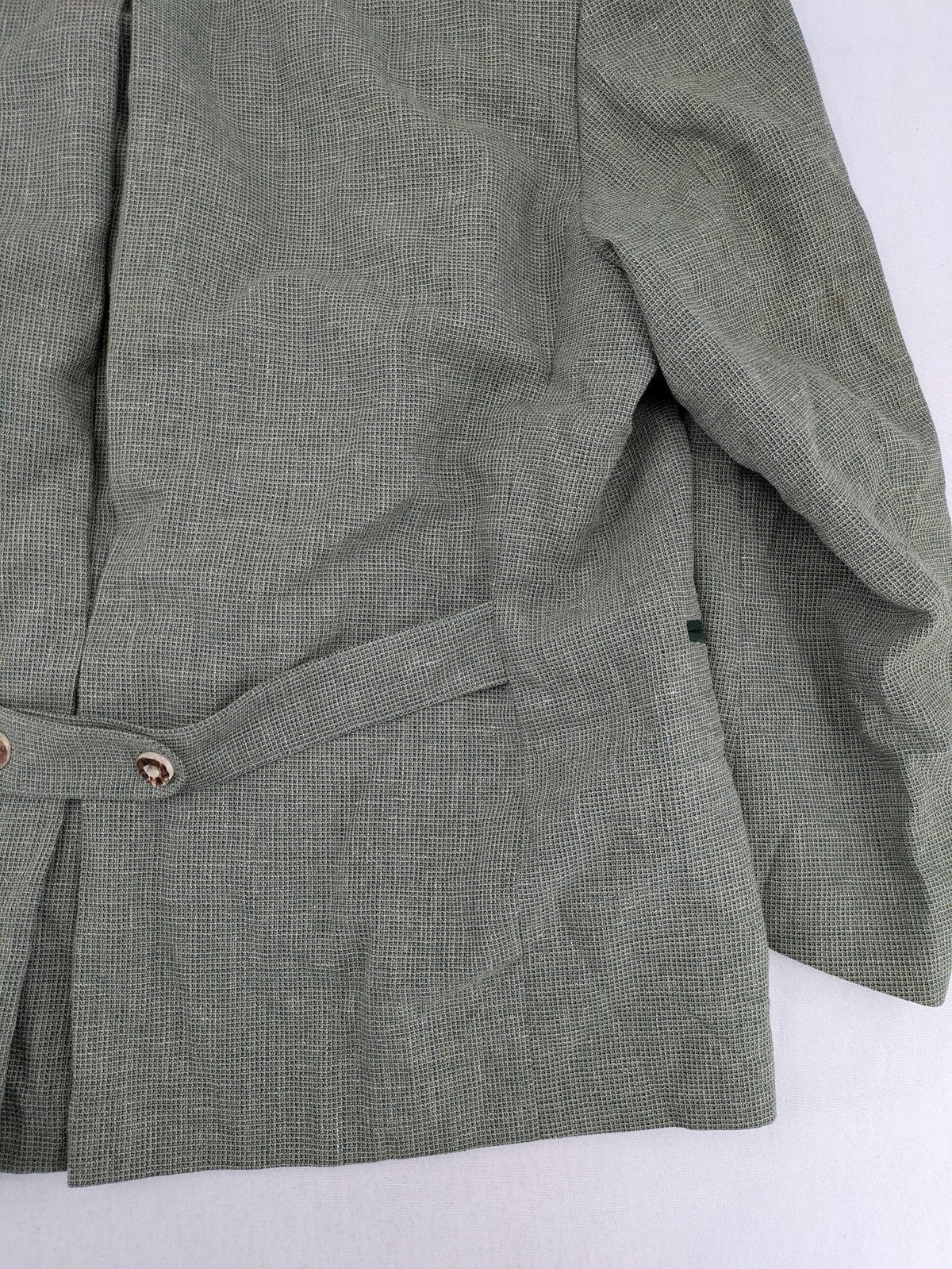 Traunsee Trachten green jacket with standing collar, decorative buttons, and premium wool-linen blend.