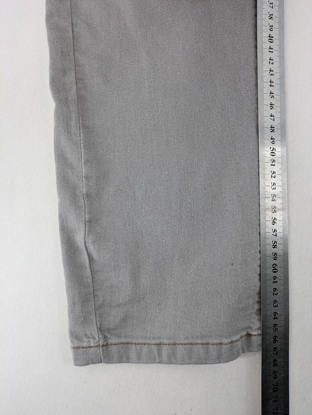 Damen grey paperbag jeans high waist with elastic waistband and contrasting stitching details.