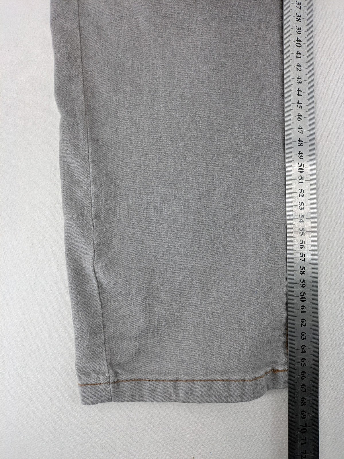 Damen grey paperbag jeans high waist with elastic waistband and contrasting stitching details.
