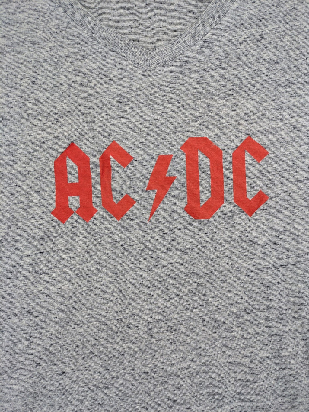 AC/DC grey band t-shirt with red logo, V-neck, regular fit.
