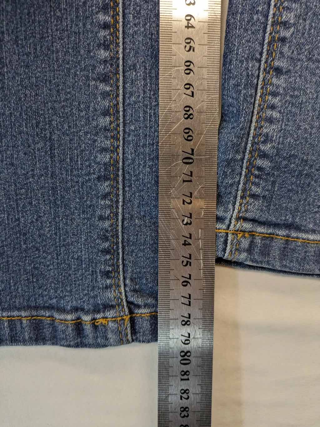 john baner blue straight jeans 5-pocket design with colorful rivets and whiskering effects
