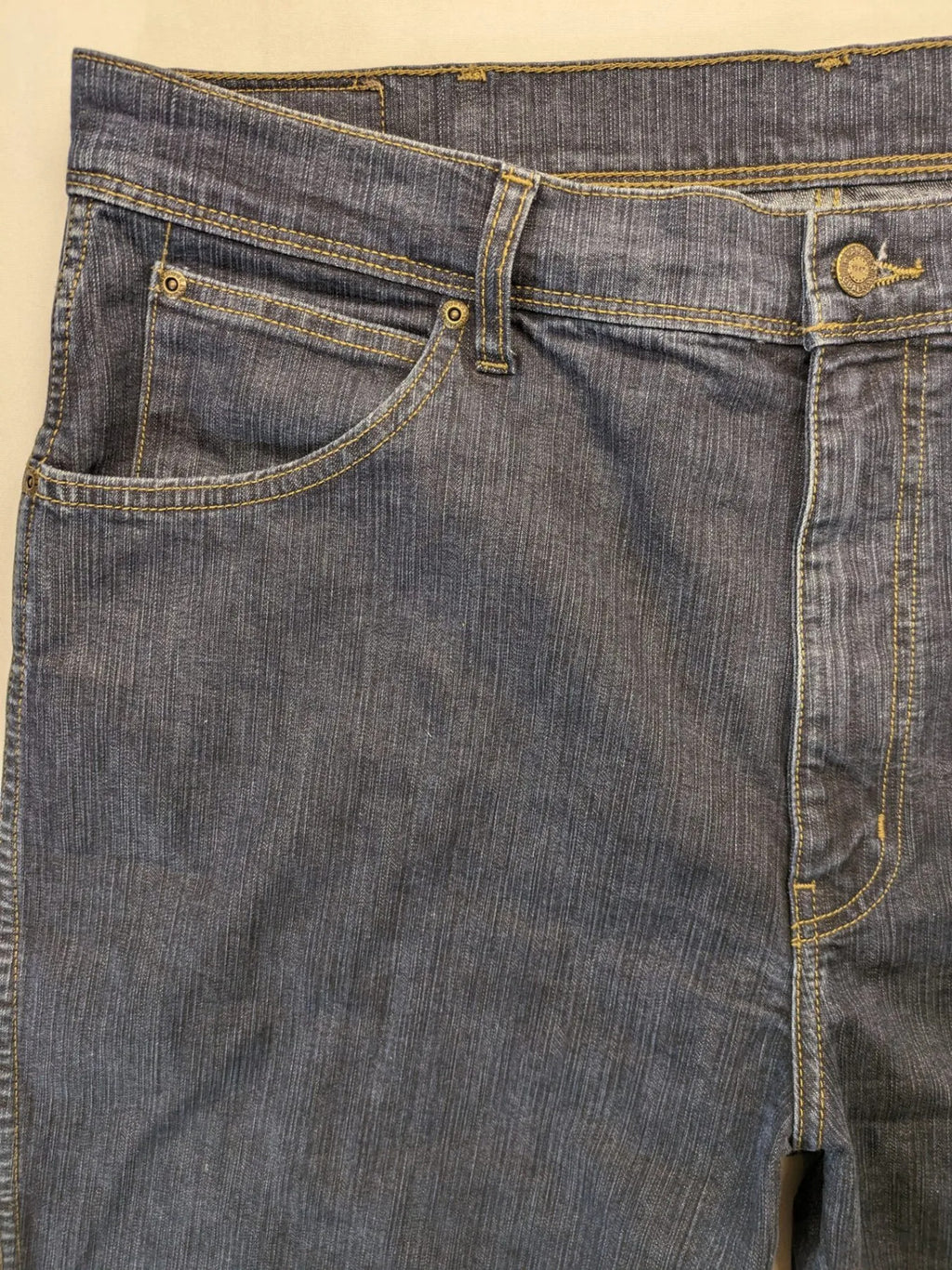 Wrangler straight jeans dark blue wash 5-pocket design with zipper, durable cotton blend.
